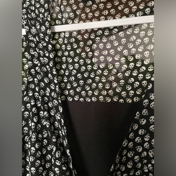 Mesh peplum SKULL PRINT top torrid size 1 - Picture 9 of 9